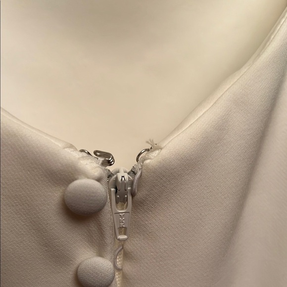 Elegant Ivory V Neck wedding dress with LOW back D3985 - Picture 8 of 9